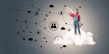 Sosyal bağlantı kavramı sunulması bulut üzerinde sevimli gülümseyen çocuk kız