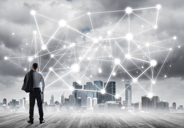 İşadamı arkasını kolluyor ve ağ çizimi kavramına bakıyor