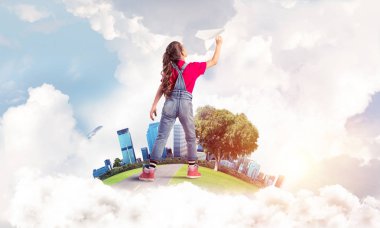 Yüzen adada kağıt uçak atan tatlı bir kız.