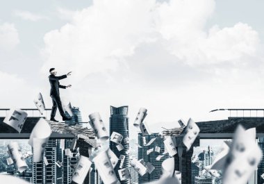Kağıtları kocaman bir boşluk ile beton köprü üzerinde gizli tehditler ve riskler sembolü olarak uçan arasında blindfolded yürüyüş iş adamı. Cityscape görünümü arka plan üzerinde. 3D render.