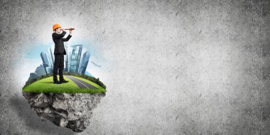 Mühendis adam beton arka planı yeşil yüzen ada üzerinde ayakta