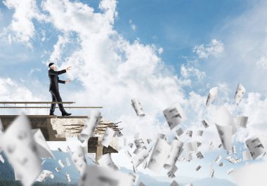 Kağıtları kocaman bir boşluk ile beton köprü üzerinde gizli tehditler ve riskler sembolü olarak uçan arasında blindfolded yürüyüş iş adamı. Hava ve doğa arka planda görüntüleyin. 3D render.