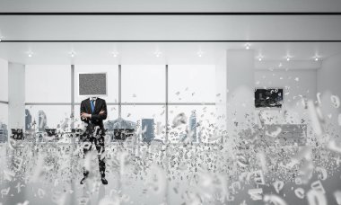 Başı yerine monitörü olan bir iş adamı..