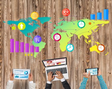 Masada oturan ve alet kullanan iş adamlarının en iyi görüntüsü.