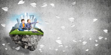 ECO konsepti yüzen ada ve üzerinde kitap oturan çocuklar.