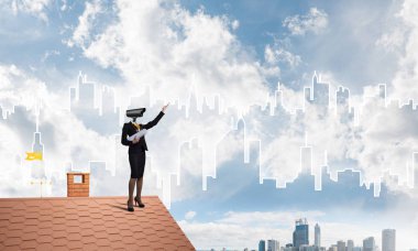 Kamera kafalı kadınla ev güvenliği ve mahremiyet koruması kavramı