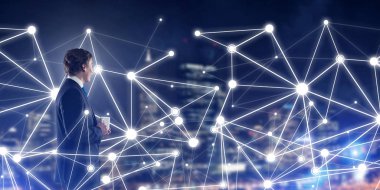 İşadamı gece cityscape sosyal bağlantı medya kavramı seyir karşı