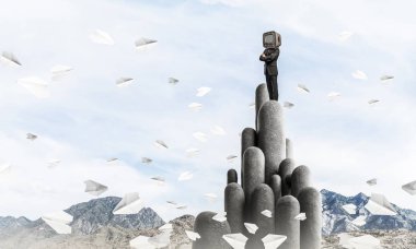 İşadamı kafa yerine eski bir Tv ile.