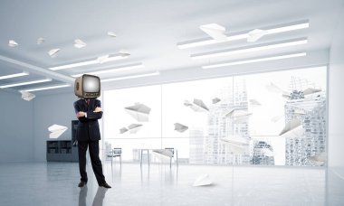 İşadamı kafa yerine eski bir Tv ile.