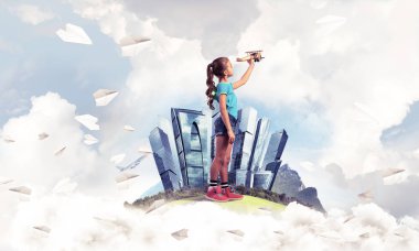 Şehrin yüzen adasında eski model uçaklarla oynayan tatlı bir kız.