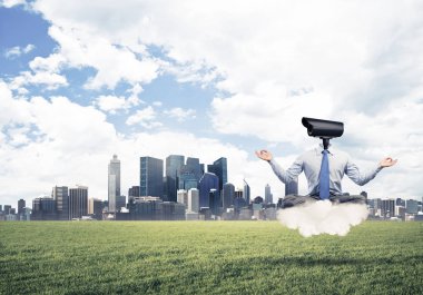 Kamera lotus poz modern karşı bulut üzerinde oturan adam başlı 