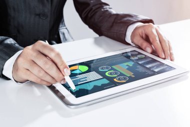 Çalışan kadın ile kavram olarak iş için medya teknolojileri