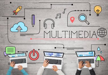 Masada oturan ve alet kullanan iş adamlarının en iyi görüntüsü.