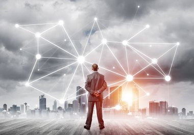 İşadamı arkasını kolluyor ve ağ çizimi kavramına bakıyor