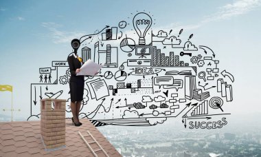 Kamera kafalı kadınla ev güvenliği ve mahremiyet koruması kavramı