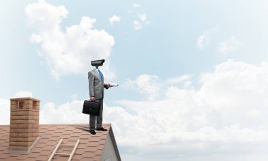 Kamera başlıklı adamla ev güvenliği ve mahremiyet koruması kavramı