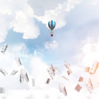 Renkli aerostat kağıt belgeler arasında ve mavi bulutlu gökyüzü üzerinde uçan. 3D render.