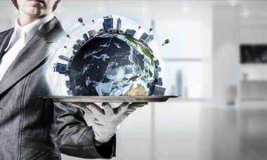 Çekmecenin üzerinde dünya küre sunan garson el.