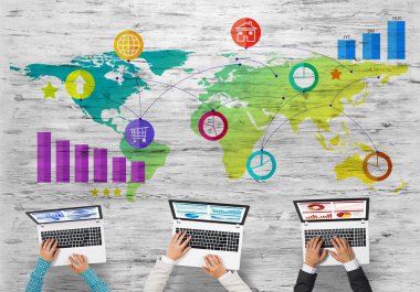 Masada oturan ve alet kullanan iş adamlarının en iyi görüntüsü.