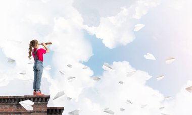 Evin çatısında dikilip dürbüne bakan tatlı kız.