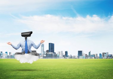 Kamera kafalı adam Lotus 'ta oturuyor modern şehir manzarasına karşı bulut üzerinde poz veriyor