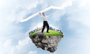 Takım elbiseli genç ve kendine güvenen iş adamının kavramsal görüntüsü büyük beyaz oku elinde tutarken arka planda bulutlu bir gökyüzü ile uçan adada duruyor..