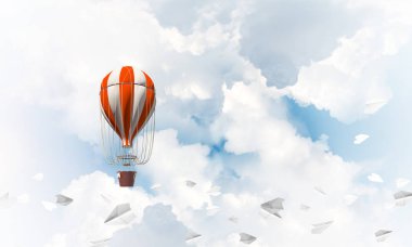 Kağıt uçakların arasında ve mavi bulutlu gökyüzünde renkli bir aerostat uçuyor. 3B görüntüleme.