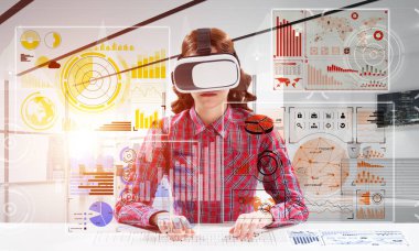 Sanal gerçeklik gözlükleri ve dijital medya arayüzü ile interracting kullanarak damalı gömlek genç kadın öğrenci yoluyla eğitim için modern teknolojiler.