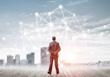 Uçan adada duran sevimli kız kağıt uçak fırlatıyor.