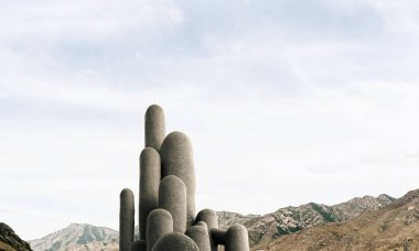 Nefes kesici manzarası olan çok sayıda taş sütun.
