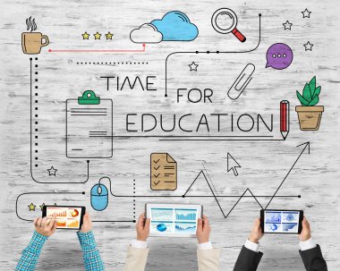 Masada oturan ve alet kullanan iş adamlarının en iyi görüntüsü.