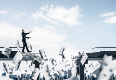 Kağıtları kocaman bir boşluk ile beton köprü üzerinde gizli tehditler ve riskler sembolü olarak uçan arasında blindfolded yürüyüş iş adamı. Cityscape görünümü arka plan üzerinde. 3D render.