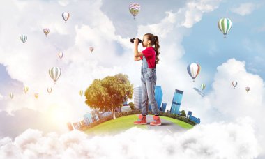 Sevimli kız şehir yüzen ada dürbün içinde seyir üzerinde