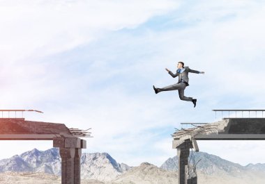 Kocaman bir boşluk içinde beton köprü üstünden atlayarak zorlukların üstesinden sembolü olarak iş adamı. Hava ve doğa arka planda görüntüleyin. 3D render.
