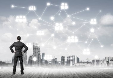 Modern şehir manzarası ve bağlantı konseptine bakan işadamlarının arka planı