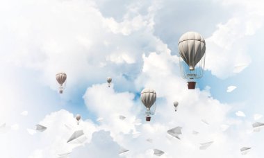 Renkli aerostats kağıt uçaklar arasında ve mavi bulutlu gökyüzü üzerinde uçan. 3D render.