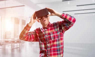 Sanal gerçeklik kulaklık veya 3d gözlük odasında oyun oynama ile genç adam