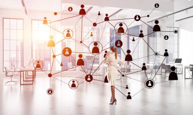 Şık iş kadını modern ofis cep telefonu ve sosyal bağlantı kavramı konuşuyor. Karışık teknik