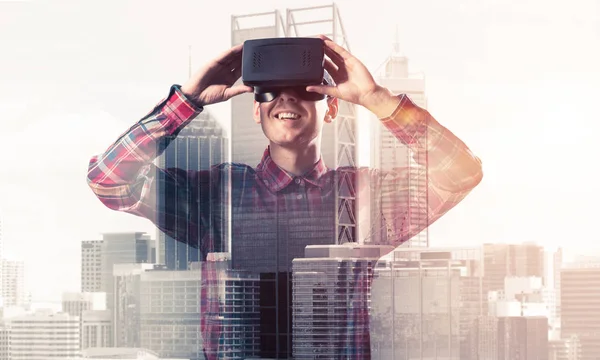 Hombre Joven Con Auriculares Realidad Virtual Gafas Sobre Fondo Paisaje —  Fotos de Stock