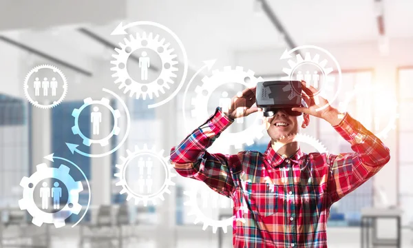 Jeune Homme Avec Casque Réalité Virtuelle Lunettes Sur Fond Connexion — Photo