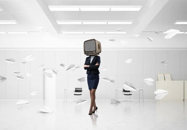 Donna d'affari con un vecchio televisore invece di testa . — Foto Stock