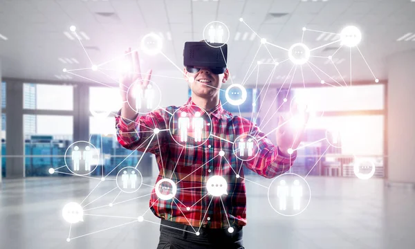 Jeune Homme Avec Casque Réalité Virtuelle Lunettes Sur Fond Connexion — Photo