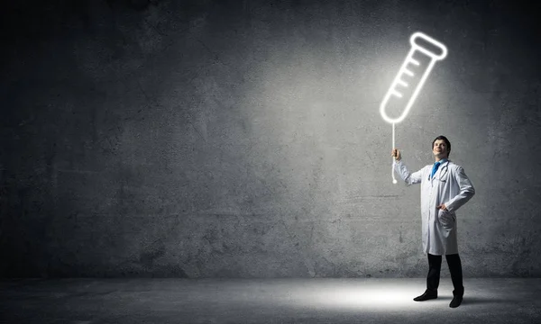 Tiro Horizontal Joven Médico Confiado Uniforme Médico Blanco Que Interactúa — Foto de Stock