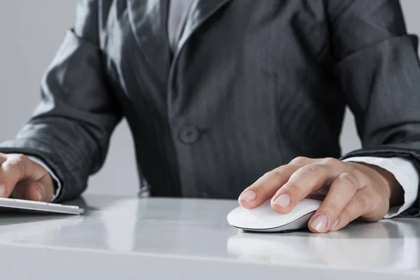 Primo piano della mano della donna d'affari che digita sulla tastiera con il mouse su w — Foto Stock