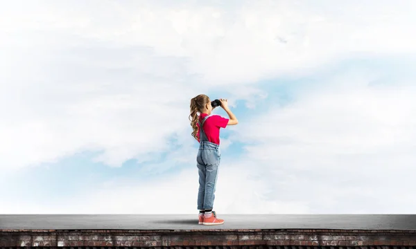 Roztomilé Dívka Školního Věku Střeše Budovy Při Pohledu Dalekohledu — Stock fotografie