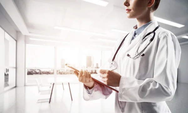 Seitenansicht Einer Selbstbewussten Ärztin Medizinischer Uniform Die Das Notizbuch Schreibt — Stockfoto