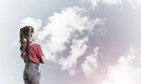 Petite Fille Mignonne Salopette Sur Fond Ciel Rêvant Avenir — Photo