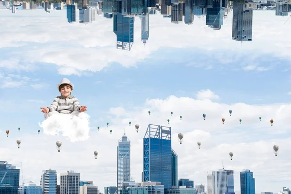 少年の目を維持が閉じられ 気球を飛行中 つの都市の世界の間の雲を瞑想しながら集中して見て — ストック写真