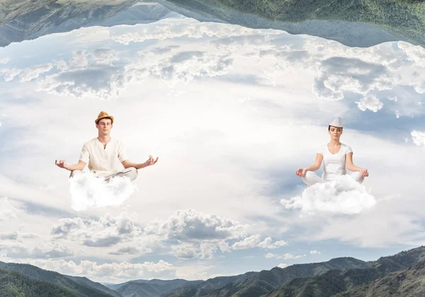 กหน มสาวป ดตาและมองอย างม งเน นในขณะท สมาธ บนเมฆในอากาศ ระหว างโลกธรรมชาต — ภาพถ่ายสต็อก
