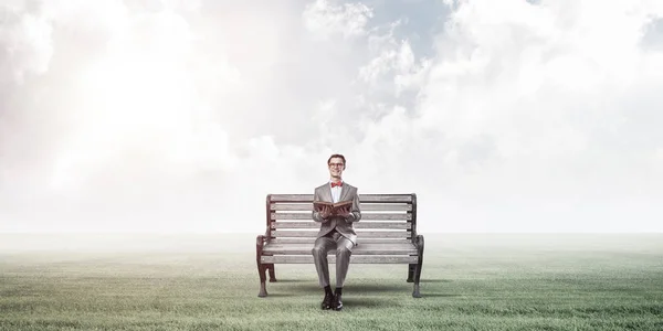 Hombre Divertido Gafas Rojas Traje Sentado Banco Libro Lectura — Foto de Stock